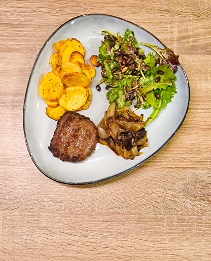 Burger de boeuf, chicons caramélisés, rondelles de pommes de terre