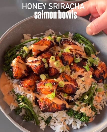 Honey sriracha salmon bowls 🤩