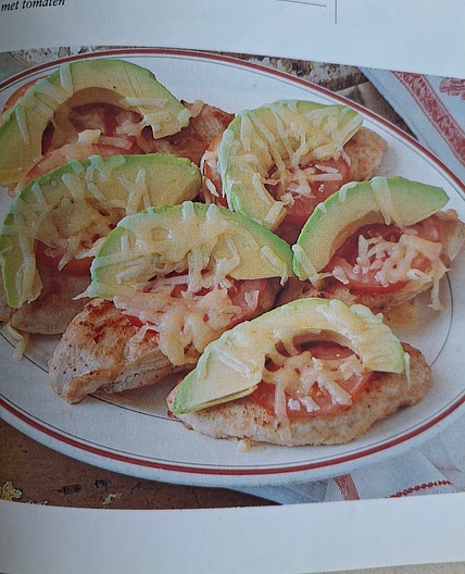 Chilikip met tomaten