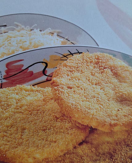 Gepofte aardappelen met kaas en zure room