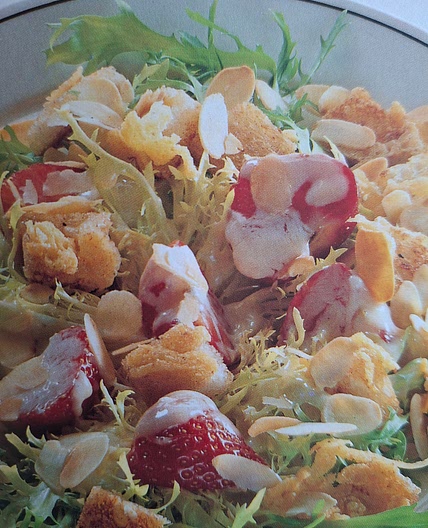 Salade met warme kaascroûtons en aardbeien