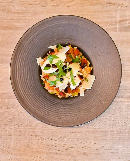 Risotto pimenté à la mozzarella tomate, basilic frais