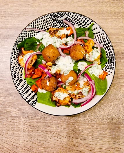 Falafels et légumes rôtis sauce au yaourt et oignon mariné