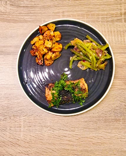 Filet d'aiglefin en sauce au beurre à l'ail poireau et haricots verts