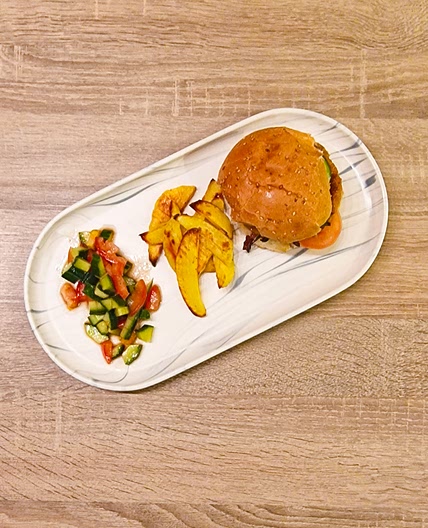 Cheeseburger de poulet et oignon caramélisé