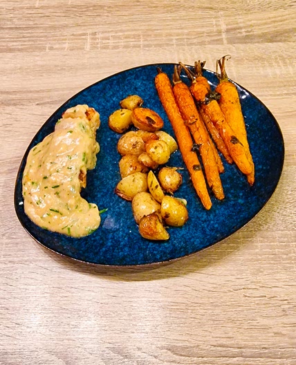 Filet de poulet en sauce crémeuse à la ciboulette grenailles poêlées et carottes rôties