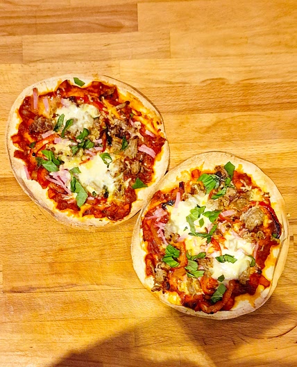 Pizza sur pain plat garnie de viande de porc hachée