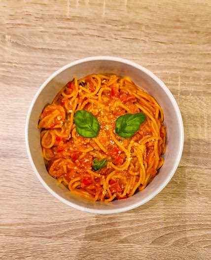 Spaghetti au blé complet avec saucisse de poulet et pesto rouge