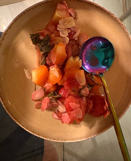 Fresas, manzanas y albahaca 