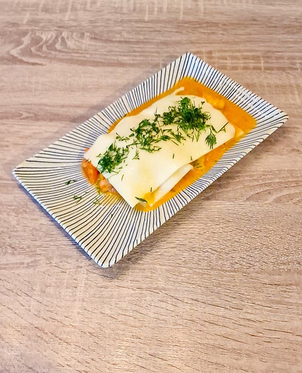 Lasagne ouverte aux crevettes et sauce à la crème aux poireaux