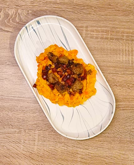 Stoemp garni de chorizo et boulettes de viande à l'espagnole carotte rôtie
