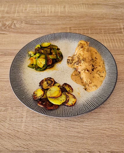 Filet de poulet sauce moutarde-crème avec frites et courgettes
