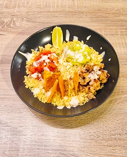 Bol de boulgour avec poulet haché et chips tortilla