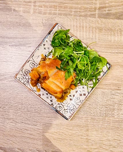 Tarte salée au ragoût de légumes végétarien avec un mélange de laitue fraîche
