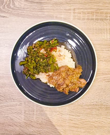 Rendang au bœuf et haricots épicés avec riz,