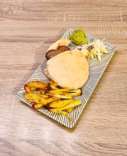 Pita au burger en forme de cœur, salade de chou et frites de panais