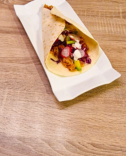 Burritos au haché de poulet épicé riz et avocat