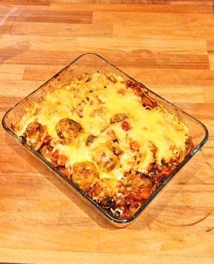 Pâtes aux boulettes de fromages à la sauce tomate et champignons
