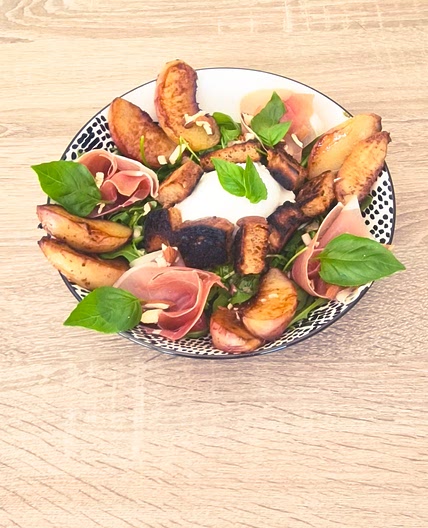 Salade sucrée salée aux pêches rôties, roquette et burrata
