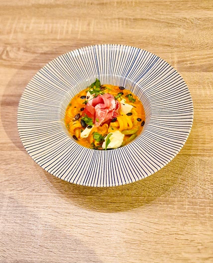 Pâtes au jambon, mozzarella et pesto rouge aux graines de citrouille grillées