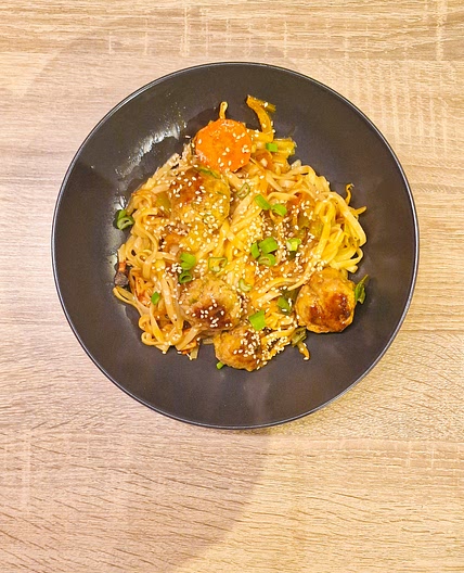Wok aux boulettes chinoises légumes wok et sauce ail-gingembre