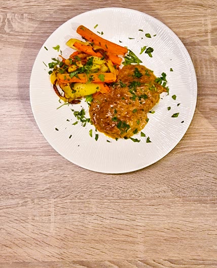 burgers moitié-moitié sauce crème tapenade avec frites et carottes du four