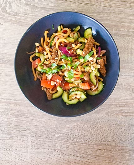 Salade fusion asiatique avec morceaux de bœuf végétariens