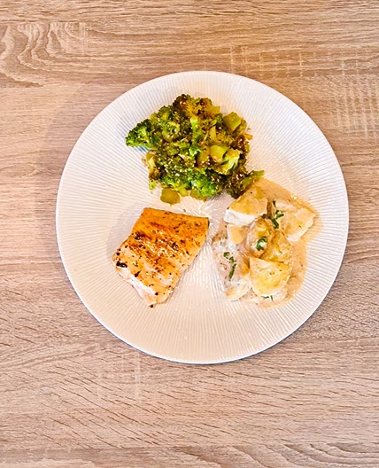 Saumon avec salade de pommes de terre à l'asiatique avec brocoli sauté