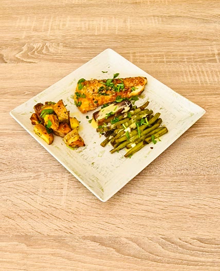 Filet de cabillaud en sauce au beurre à l'ail poireau et haricots verts