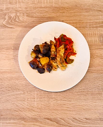 Aiguillettes de poulet et grenailles au pesto courgette et poivron
