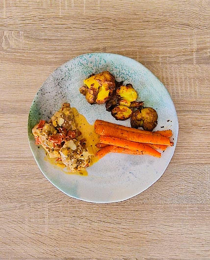 Poulet en sauce crémeuse au chorizo, carotte et grenailles piléesP
