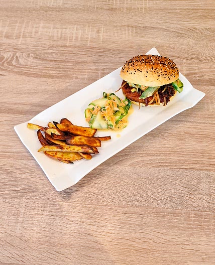 Burger de poulet en sauce hoisin, salade de concombre & carotte, petit pain à la carotte,