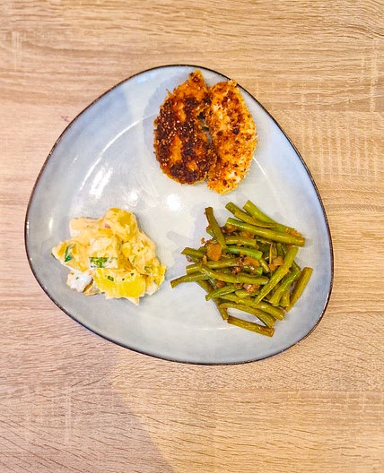 Poulet pané au sésame et haricots verts relevés