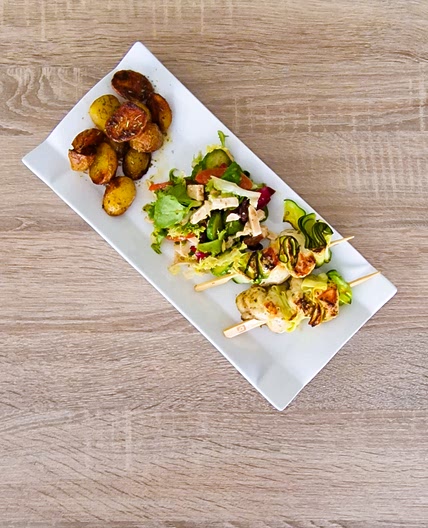 Brochettes de poulets courgettes accompagnées d'une salade et de grenailles