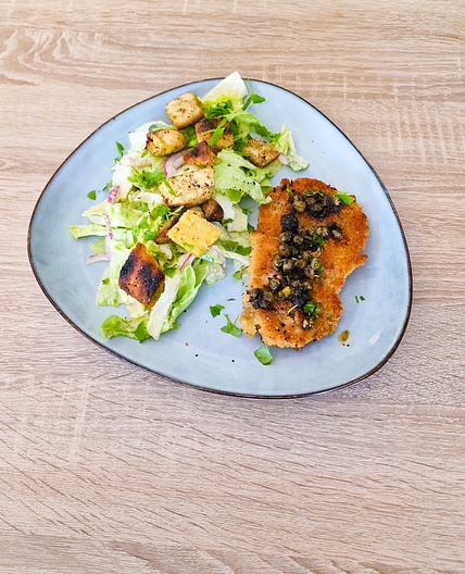 Mignonnette de porc, sauce câpres, salade fraîche et pain pita