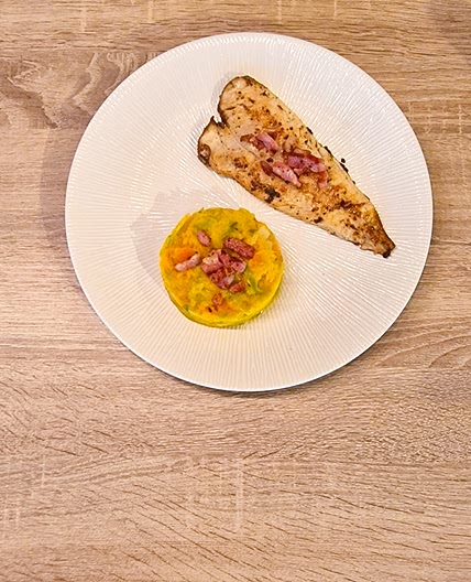 Merlu aux lardons et purée de patates douces aux poireaux et carottes