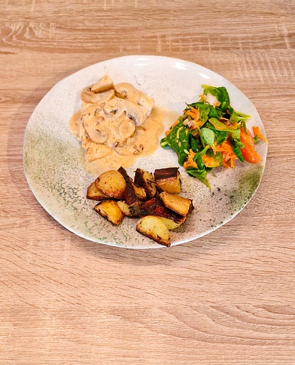 Filet de poulet aux champignons à la crème ; grenailles rôties