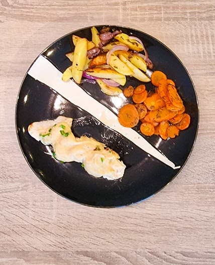 Filet de poulet à la crème de ciboulette avec quartiers de pommes de terre et carottes rôties