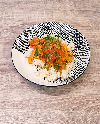 Curry épicé au poulet et riz avec poivron