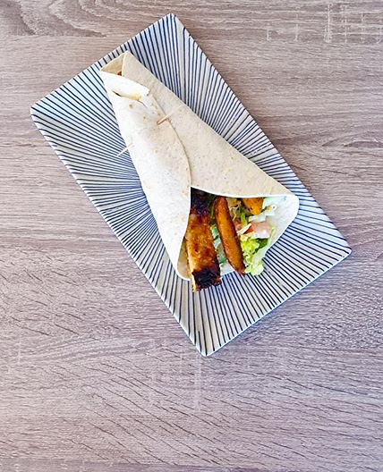 Tortillas au poulet croustillant et quartiers de pommes de terre avec vinaigrette moutarde au miel et salade