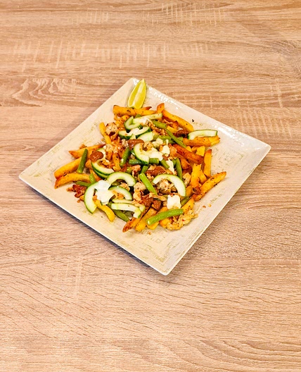 Frites chargées à l'indonésienne avec poulet haché