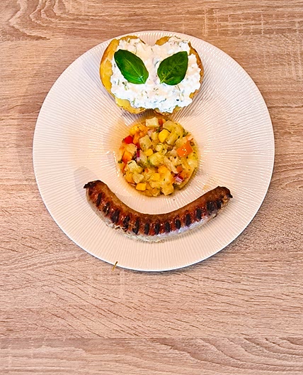 Saucisse grillée, salsa à l’ananas et pomme de terre au BBQ