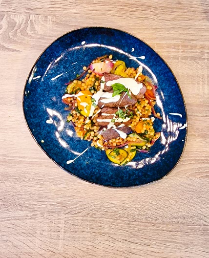 Steak, mayo au citron et basilic accompagné de couscous perlé relevé, courgette et épices siciliennes