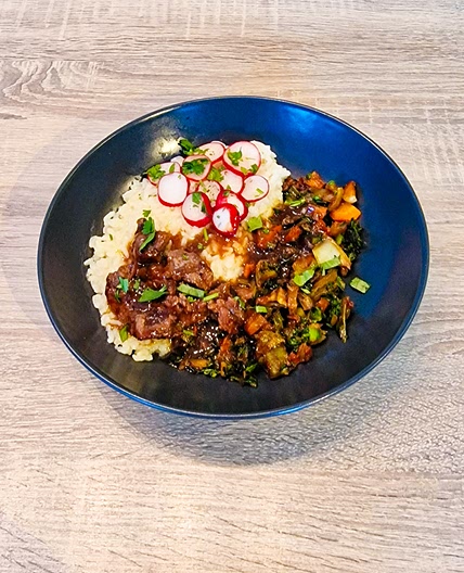 Emincés de steak laqués et sucrés-salés riz garni de pak-choï, radis et coriandre