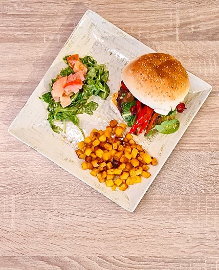 Burger et ketchup fumé, dés de pommes de terre et salade de tomate