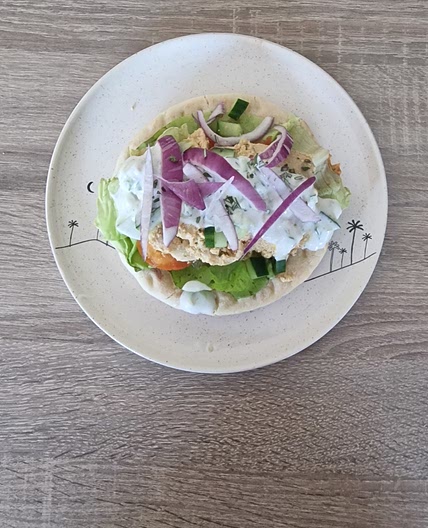 Sandwich grec au poulet mariné, accompagné de tzatziki et des légumes