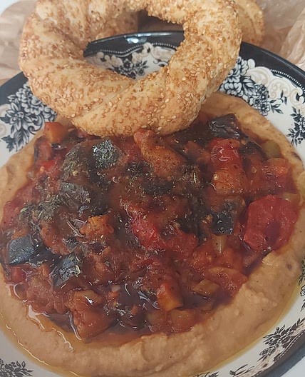Auberginenpfanne auf Bohnenmus