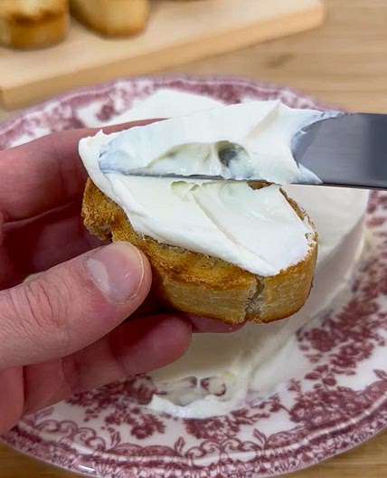HOMEMADE CREAM CHEESE