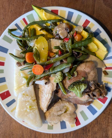 Chicken thigh and olive oil with avocado, stir fried vegetables, and yautía