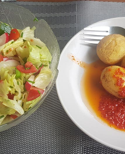 Kartoffeln in Salzkruste mit Mojo & Salat